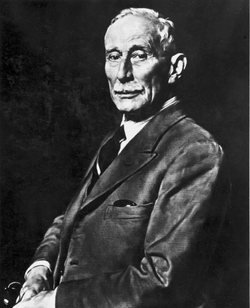 First-vacuum-cleaner inventor-Hubert-Cecil-Booth.